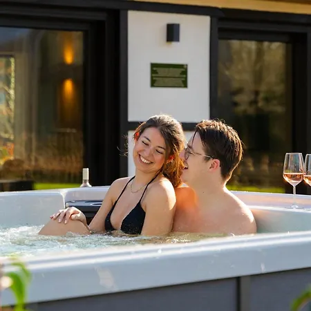 Met Jacuzzi - 8 Personen - Woodz Villa Heusden-Zolder